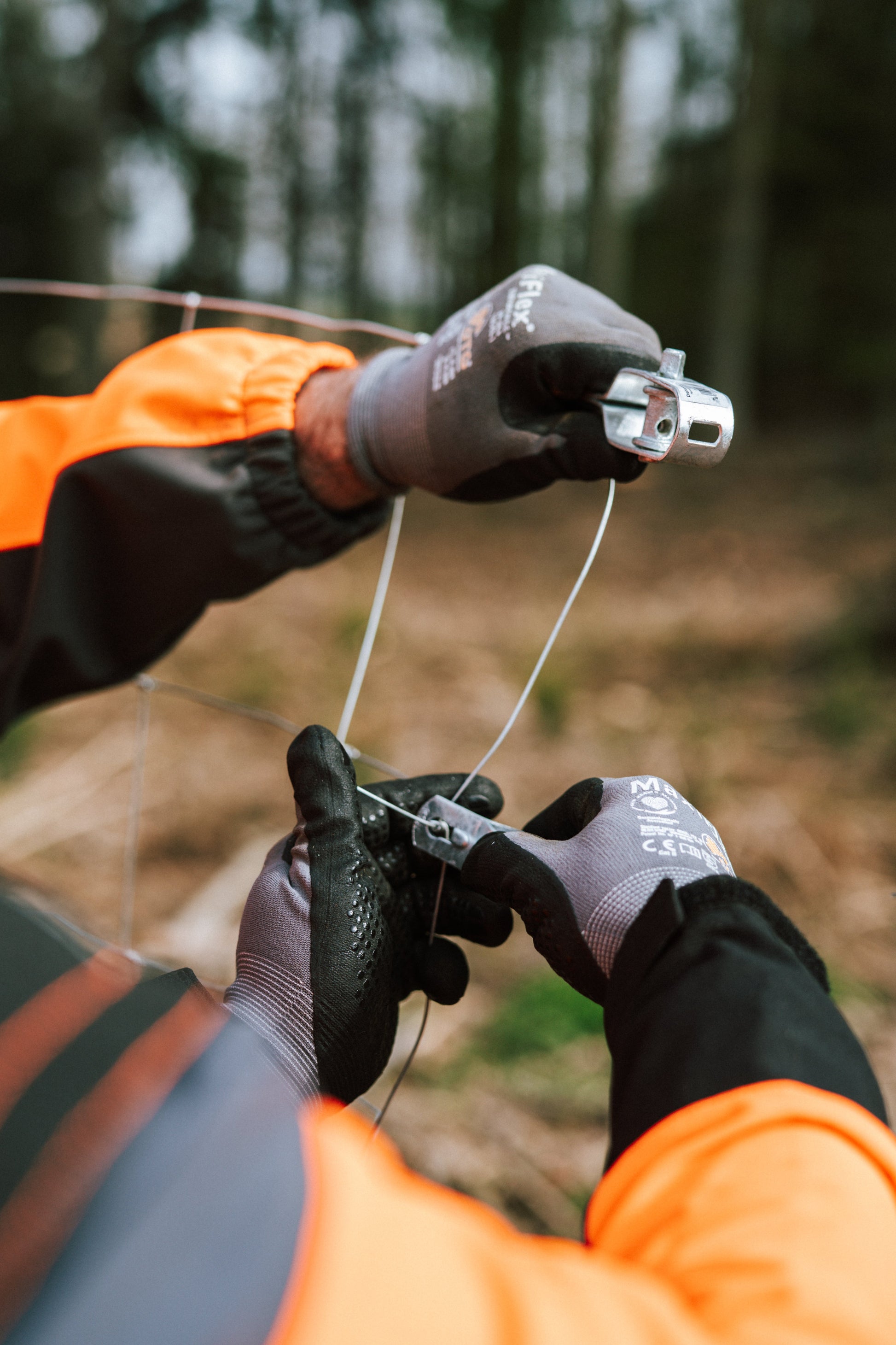 Drahtspanner wird im Wald für Forstzäune eingesetzt